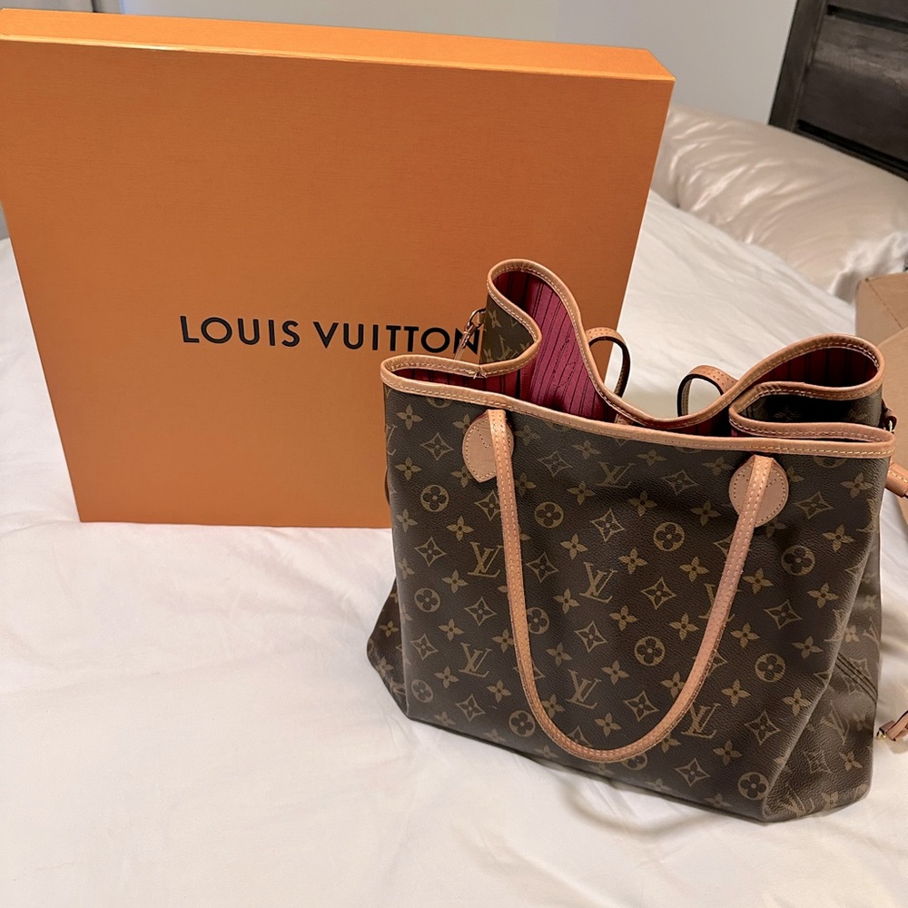 **Authentic** Louis Vuitton Neverfull GM with pink liner. Excellent condition!